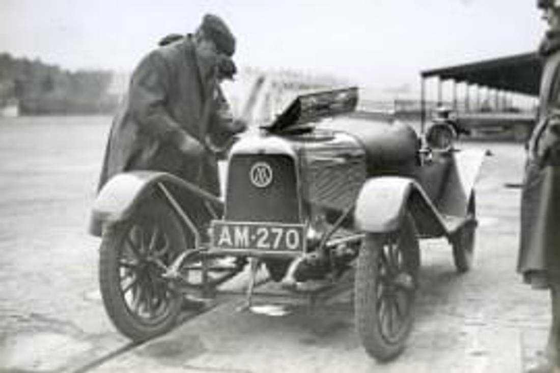 Założyciel Astona Martina Lionel Martin na wyścigu Brooklands w 1922.
