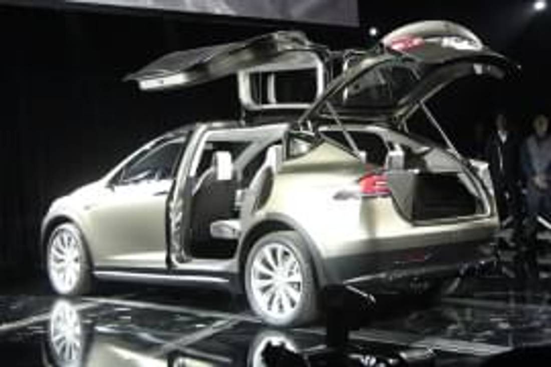 Tesla Model X z otwartymi tylnymi drzwiami