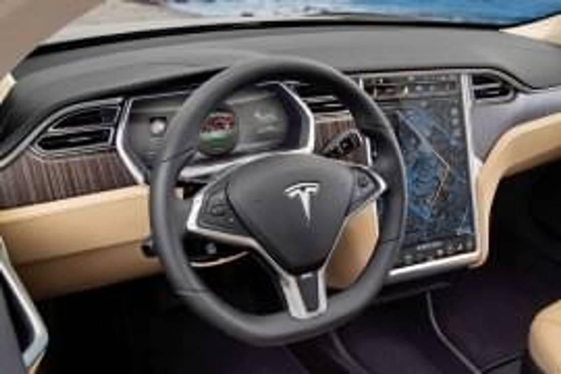 Tesla Model X P85+ – wnętrze 