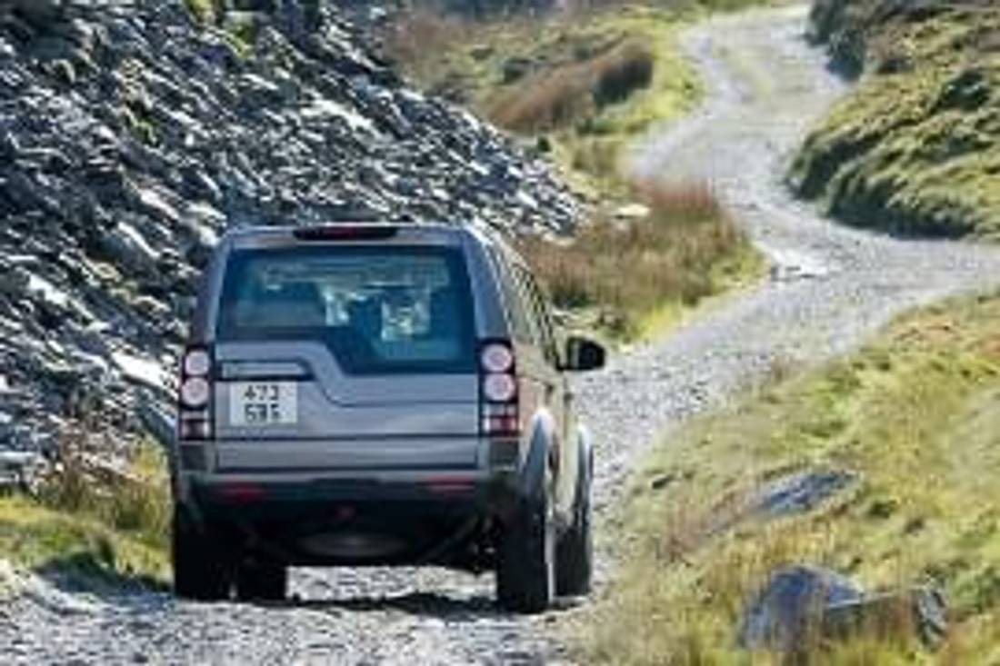Land Rover Defender na wzniesieniu