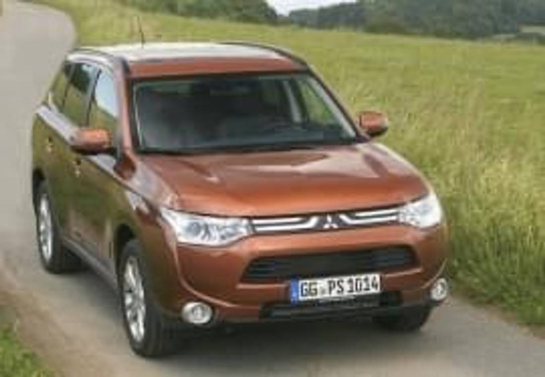 Mitsubishi Outlander – widok ukośny z góry